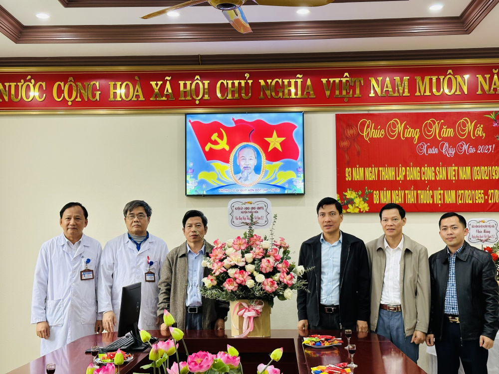 BÍ THƯ HUYỆN ỦY THIỆU HÓA CHÚC MỪNG NGÀY THẦY THUỐC VIỆT NAM TẠI BVĐK THIỆU HÓA