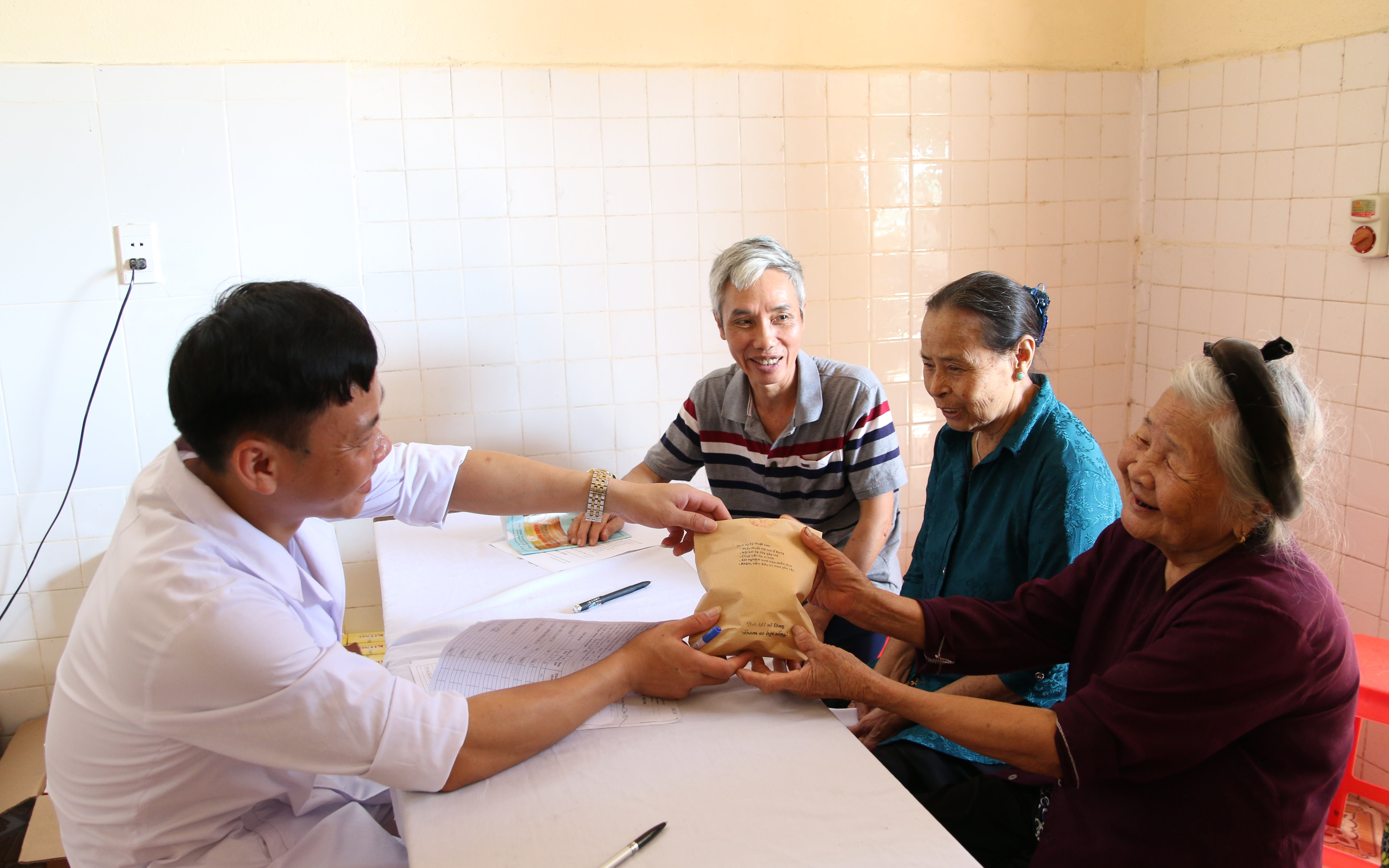 BVĐK THIỆU HÓA TỔ CHỨC KHÁM VÀ CẤP THUỐC MIỄN PHÍ NHÂN KỶ NIỆM 76 NĂM NGÀY THƯƠNG BINH - LIỆT SỸ