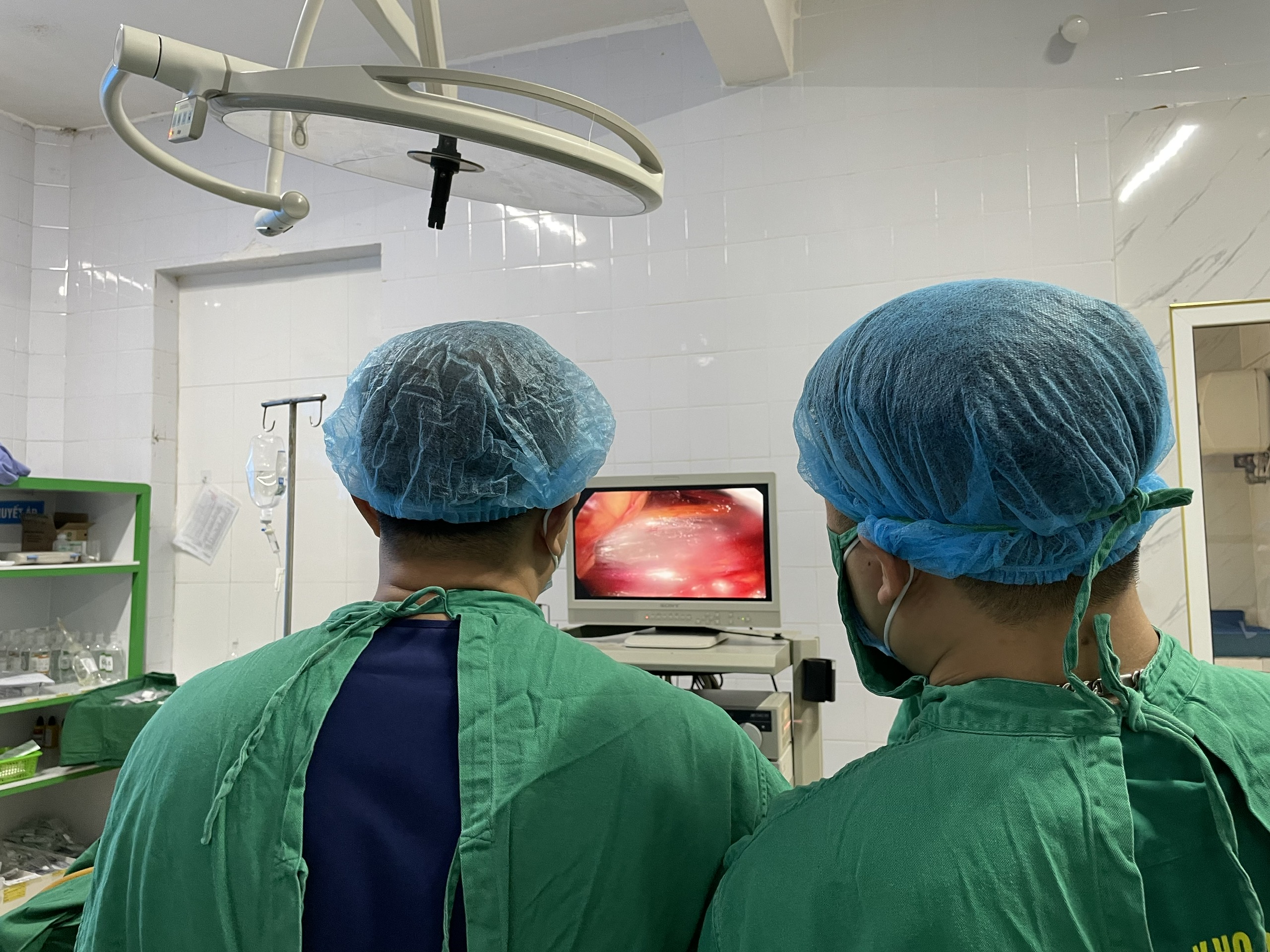 Nội soi sau phúc mạc lấy sỏi 1.jpg