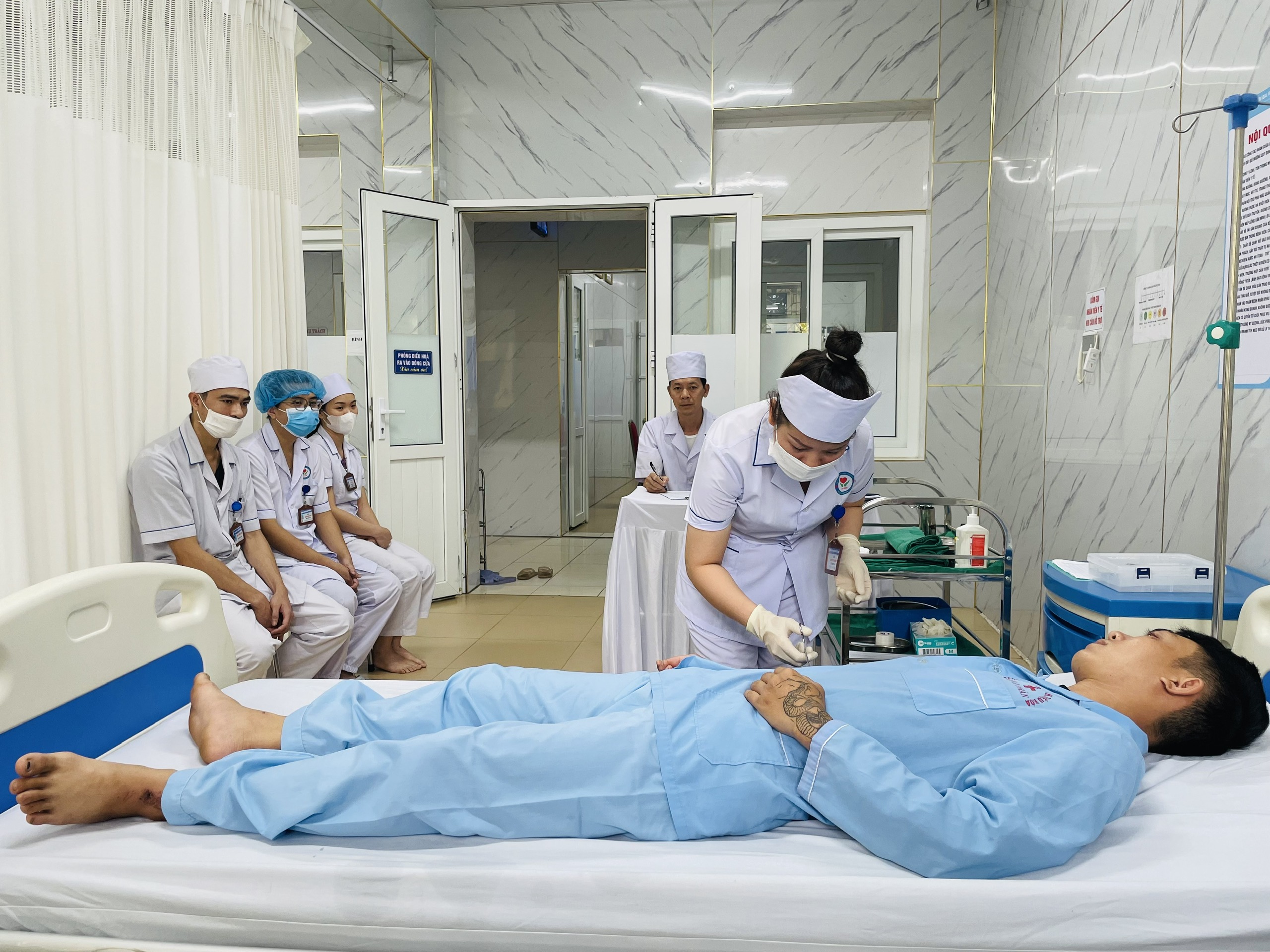 ĐIỀU DƯỠNG, NỮ HỘ SINH, KỸ THUẬT VIÊN BVĐK THIỆU HÓA HĂNG HÁI THAM GIA KỲ THI CHUYÊN MÔN