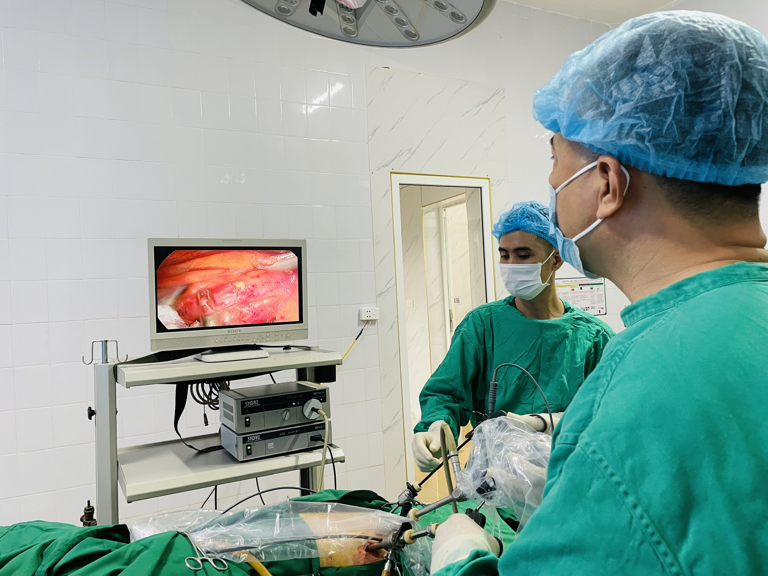 PHẪU THUẬT NỘI SOI SAU PHÚC MẠC LẤY SỎI: HẠN CHẾ XÂM LẤN, SẠCH SỎI LÊN ĐẾN 99%