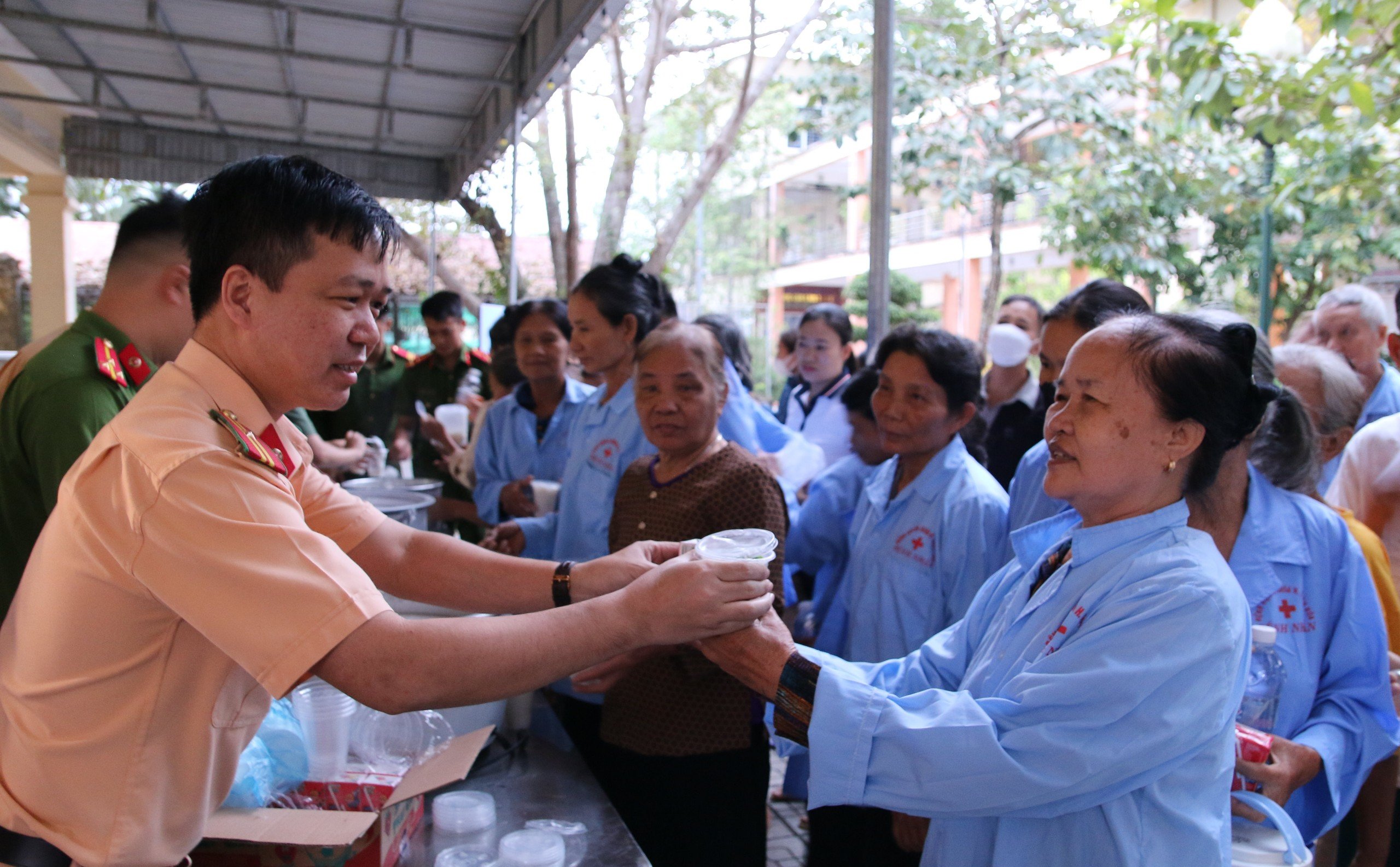 ĐTN CÔNG AN HUYỆN THIỆU HÓA PHỐI HỢP CÙNG ĐTN BVĐK THIỆU HÓA PHÁT CHÁO TỪ THIỆN