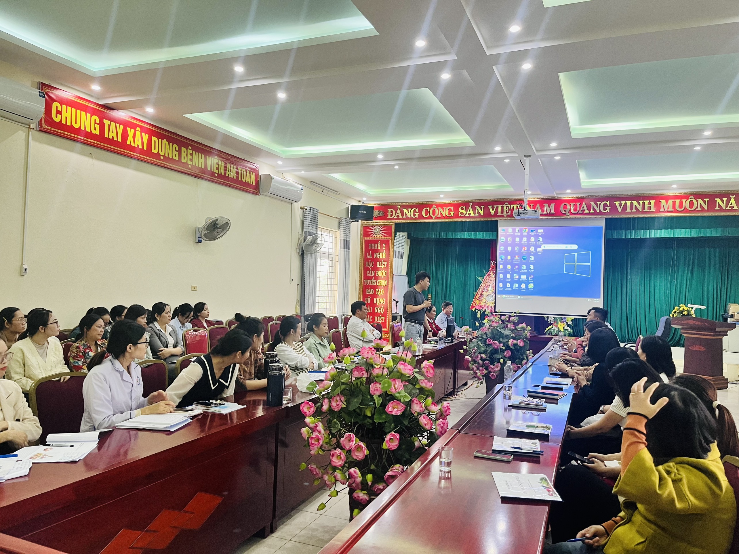 TẬP HUẤN VỀ DINH DƯỠNG LÂM SÀNG DÀNH CHO BÁC SĨ, ĐIỀU DƯỠNG, NỮ HỘ SINH, KỸ THUẬT Y TẠI BVĐK THIỆU HÓA NĂM 2023