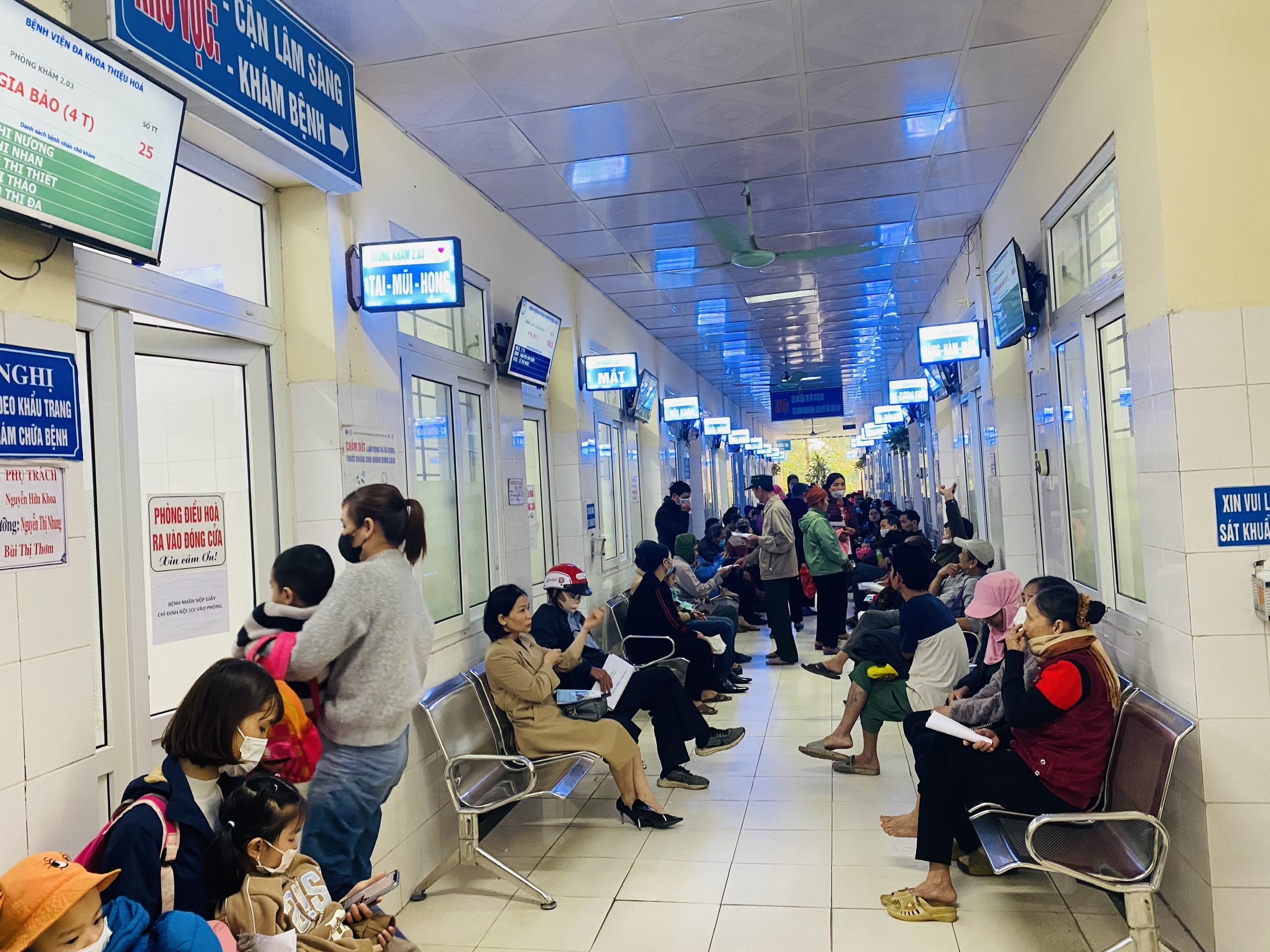 NGƯỜI KHÁM BỆNH TĂNG CAO SAU TẾT NGUYÊN ĐÁN, NỖ LỰC GIẢM CHỜ ĐỢI
