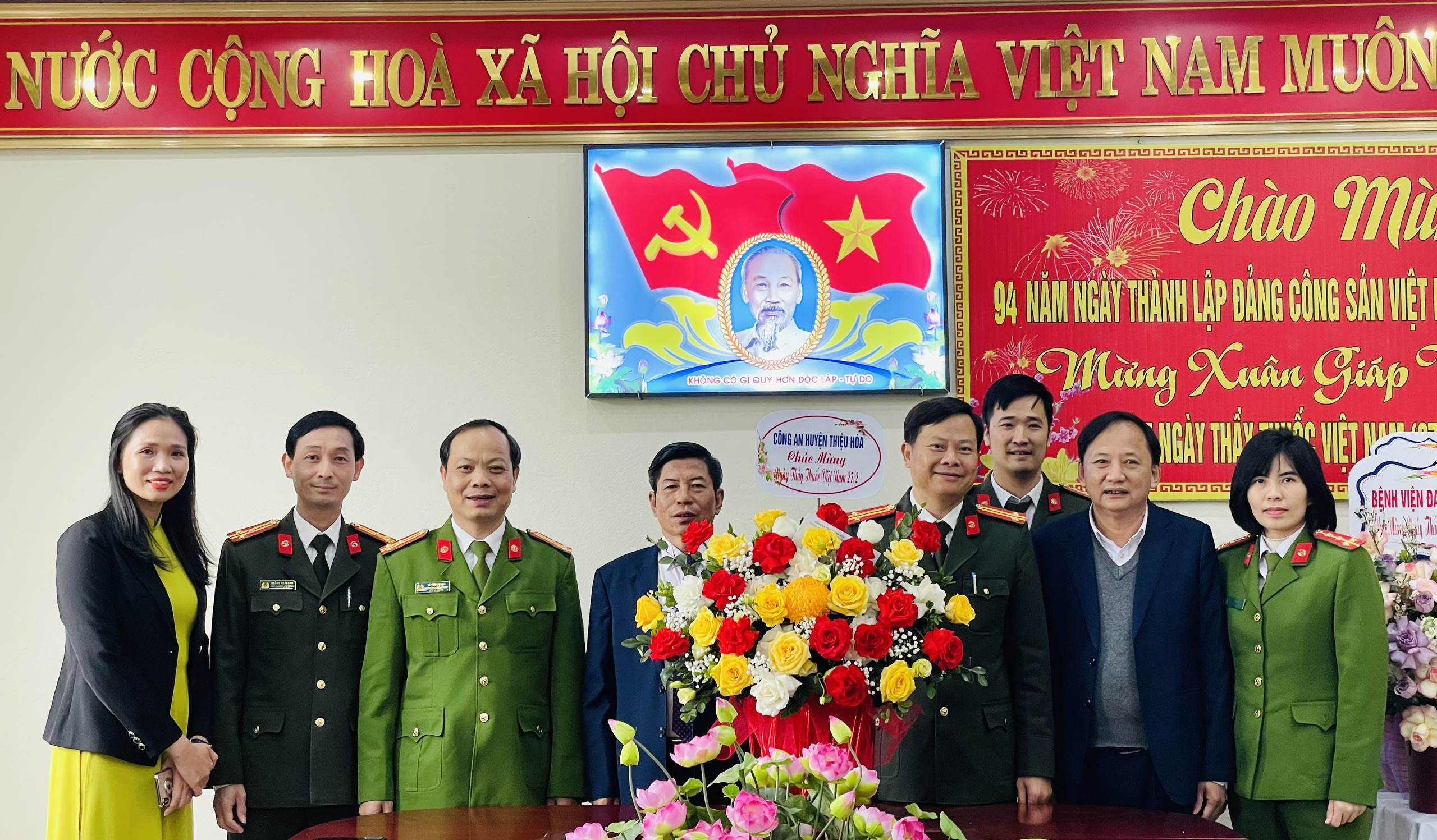BVĐK THIỆU HÓA VINH DỰ ĐÓN TIẾP CÁC CƠ QUAN, ĐƠN VỊ ĐẾN CHÚC MỪNG NGÀY THẦY THUỐC VIỆT NAM