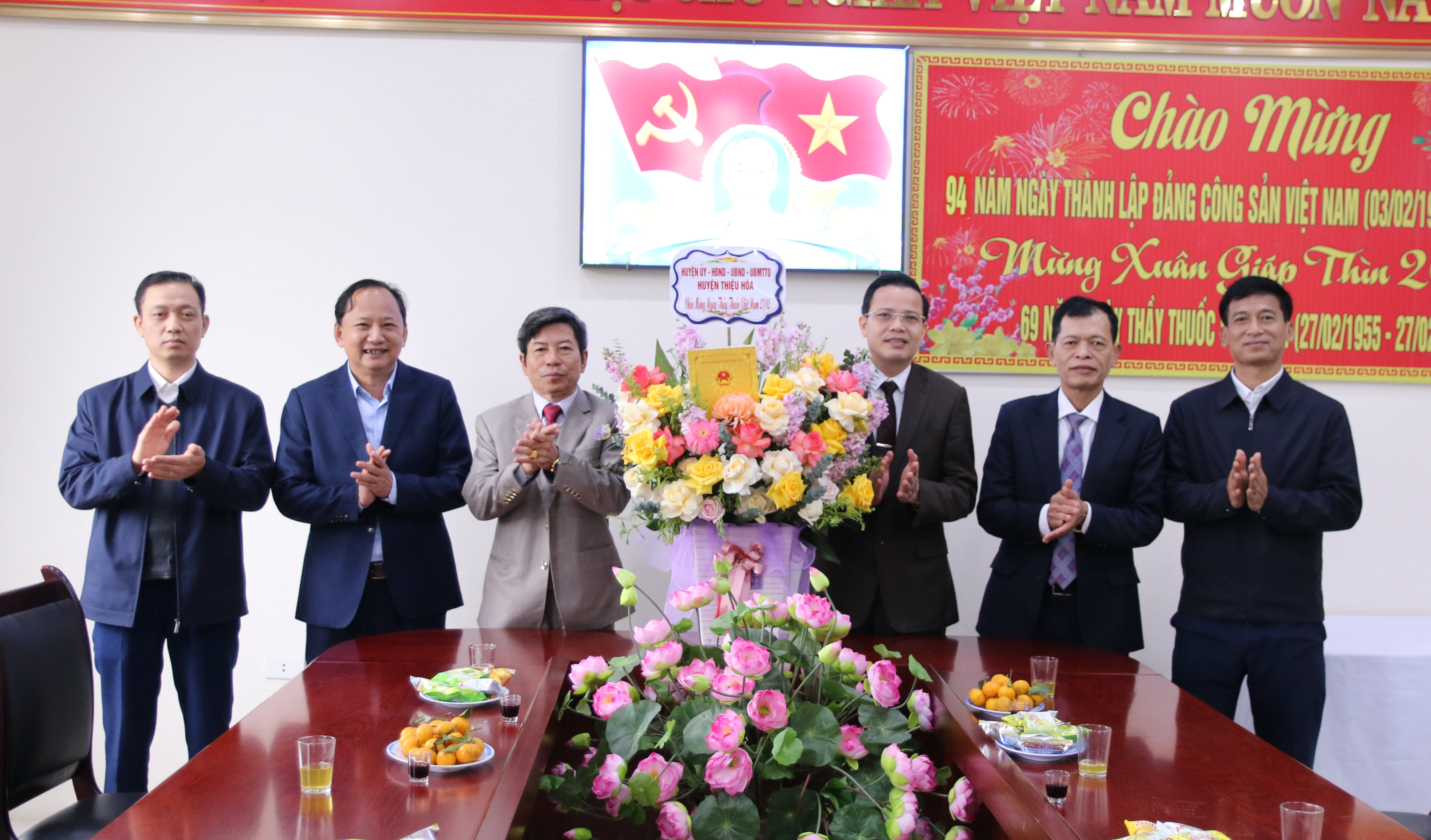 CHỦ TỊCH UBND HUYỆN HOÀNG TRỌNG CƯỜNG CHÚC MỪNG NGÀY 27/2 TẠI BVĐK THIỆU HÓA