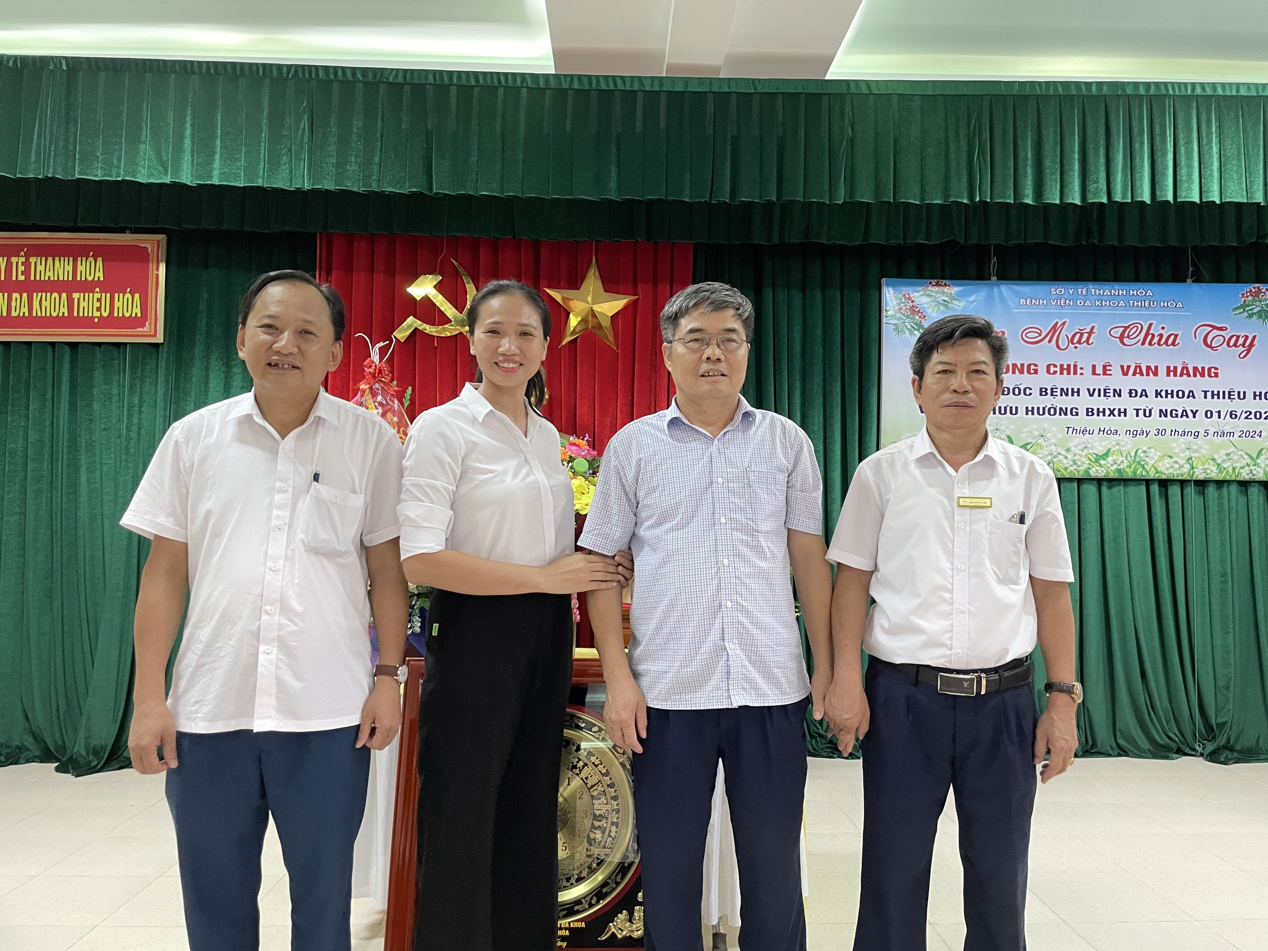  GẶP MẶT, CHIA TAY BS.CKI LÊ VĂN HẰNG – PHÓ GIÁM ĐỐC BVĐK THIỆU HÓA NGHỈ HƯU THEO CHẾ ĐỘ