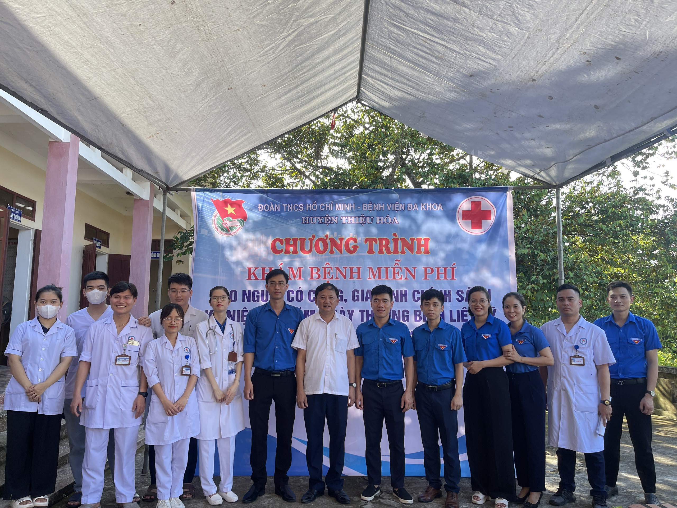 Chương trình “Tặng quà, khám bệnh, tư vấn sức khỏe, cấp phát thuốc miễn phí cho các gia đình chính sách”. 