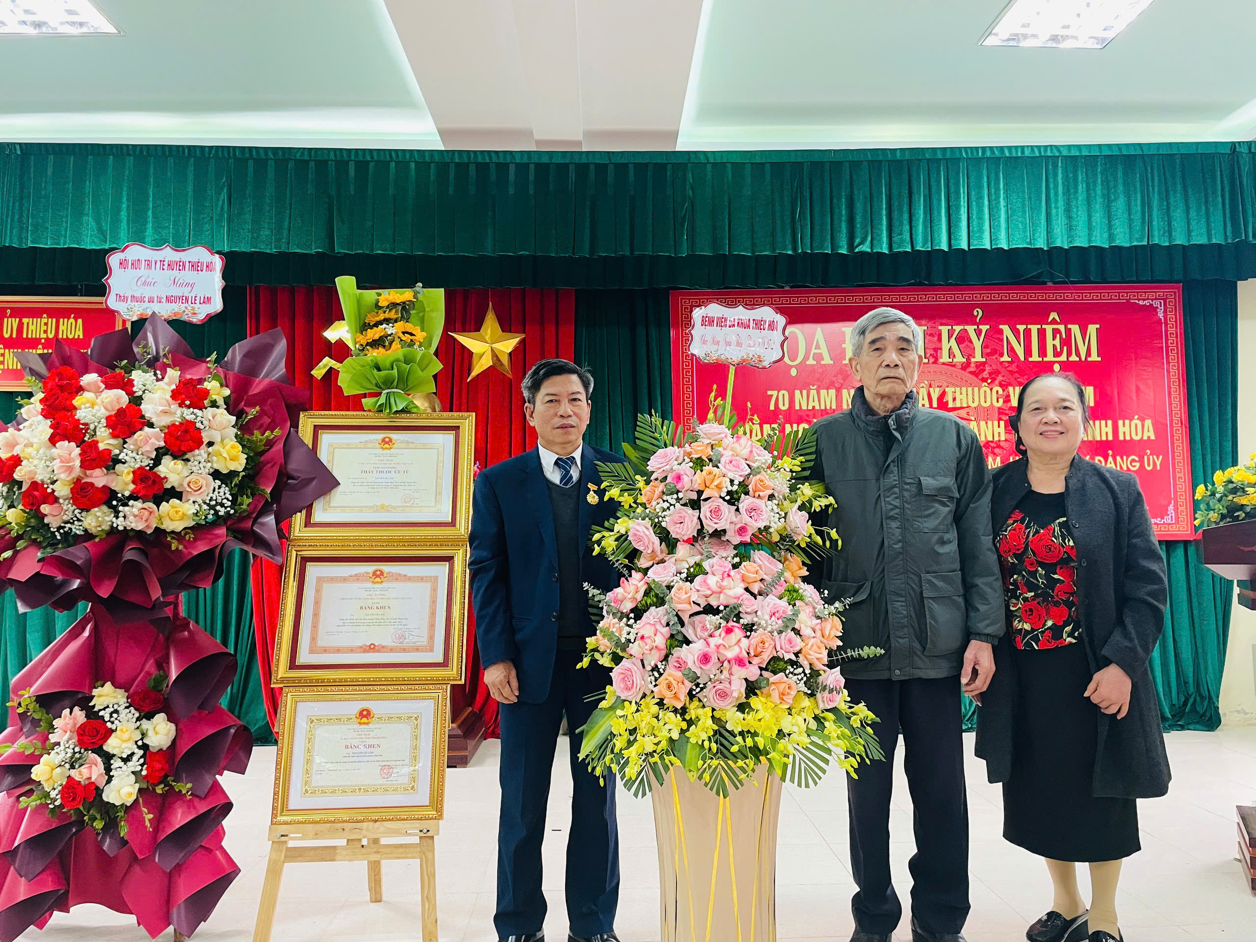 BỆNH VIỆN ĐA KHOA THIỆU HÓA GẶP MẶT CÁN BỘ, VIÊN CHỨC, NGƯỜI LAO ĐỘNG NGHỈ HƯU QUA CÁC THỜI KỲ NHÂN DỊP KỶ NIỆM 70 NĂM NGÀY THẦY THUỐC VIỆT NAM