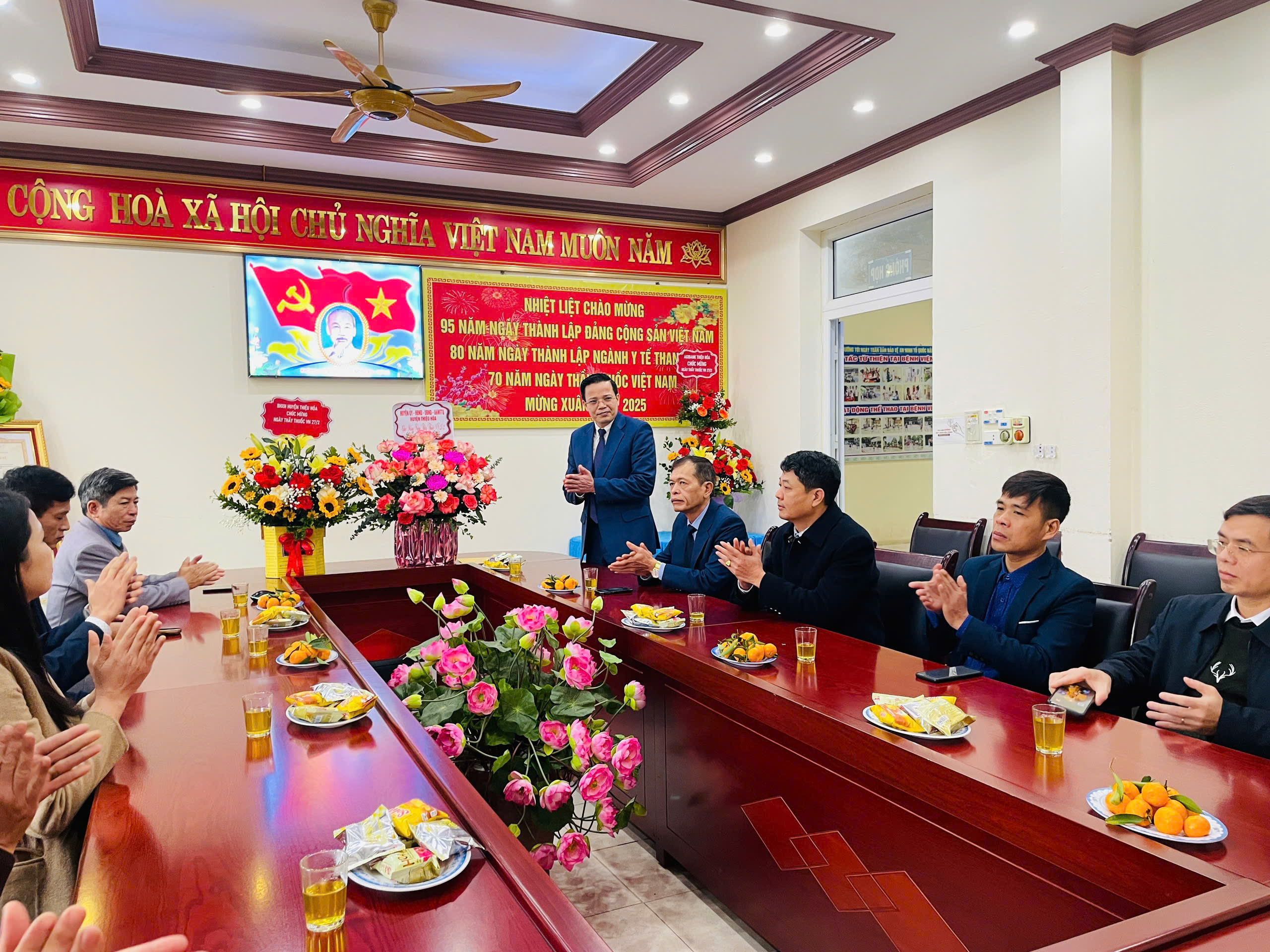 BVĐK THIỆU HÓA VINH DỰ ĐÓN TIẾP CHỦ TỊCH UBND HUYỆN THIỆU HÓA - HOÀNG TRỌNG CƯỜNG ĐẾN CHÚC MỪNG KỶ NIỆM 70 NĂM NGÀY THẦY THUỐC VIỆT NAM 