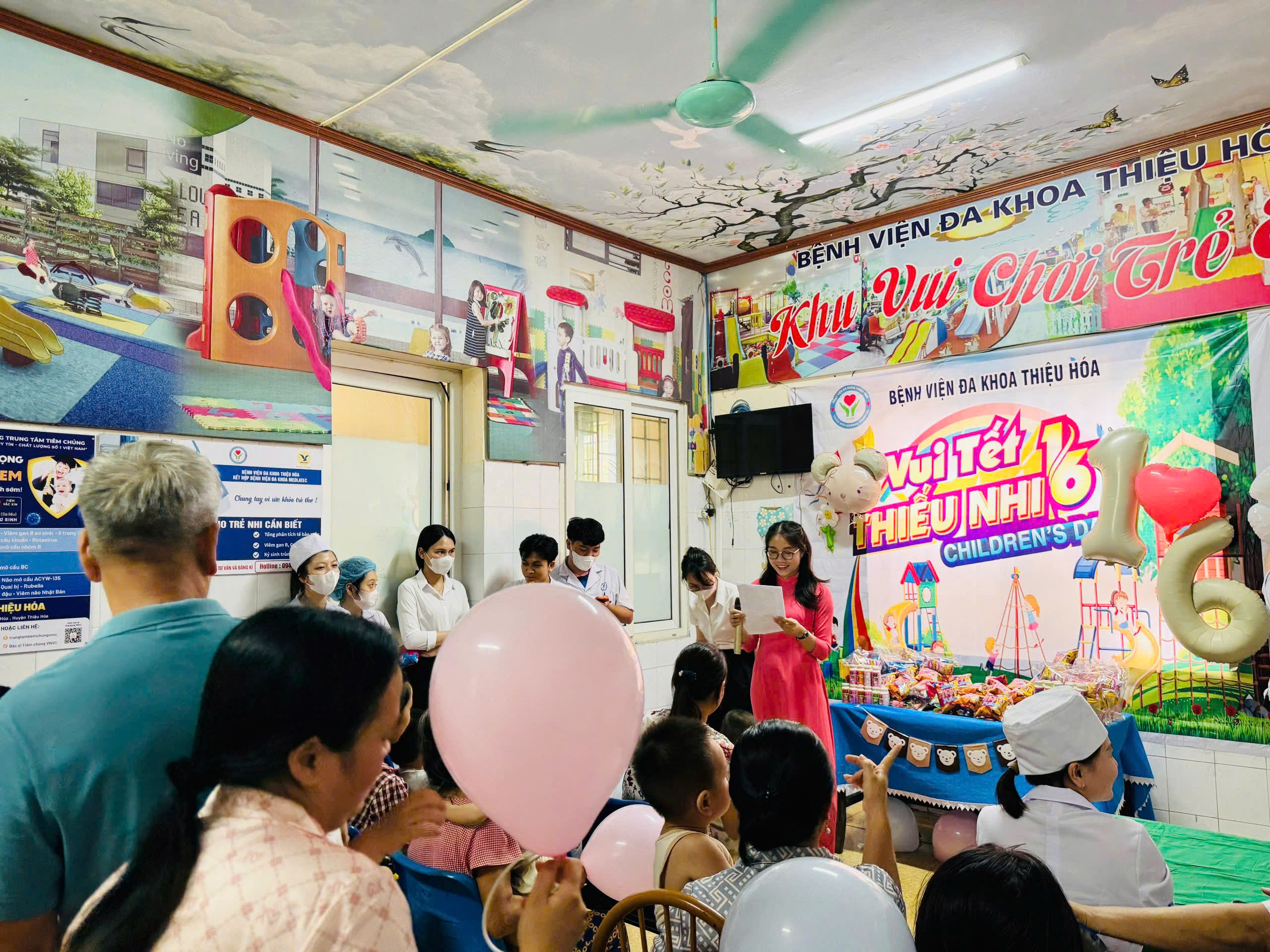 Bệnh viện Đa khoa Thiệu Hóa tổ chức tặng quà cho các bệnh nhi nhân dịp Quốc tế Thiếu nhi 01/06/2025