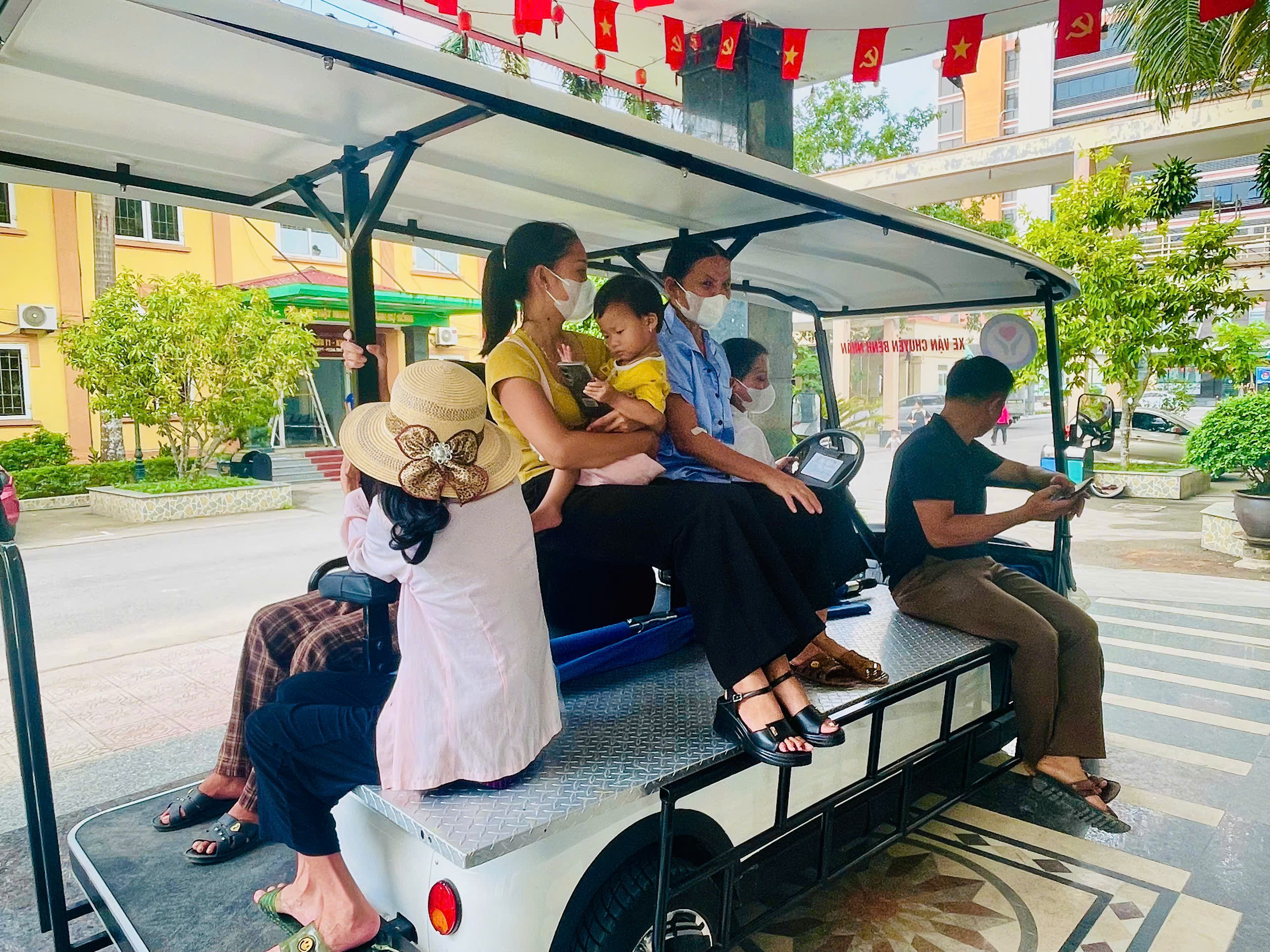 BVĐK THIỆU HÓA ĐƯA ĐÓN BỆNH NHÂN TRONG KHUÔN VIÊN BẰNG XE ĐIỆN MIỄN PHÍ