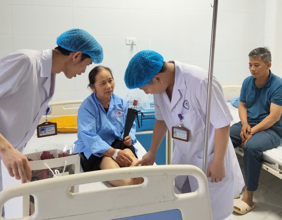 NHỮNG BÔNG HOA TƯƠI THẮM TRAO GỬI YÊU THƯƠNG ĐẾN NỮ NGƯỜI BỆNH NHÂN NHÂN NGÀY 20/10