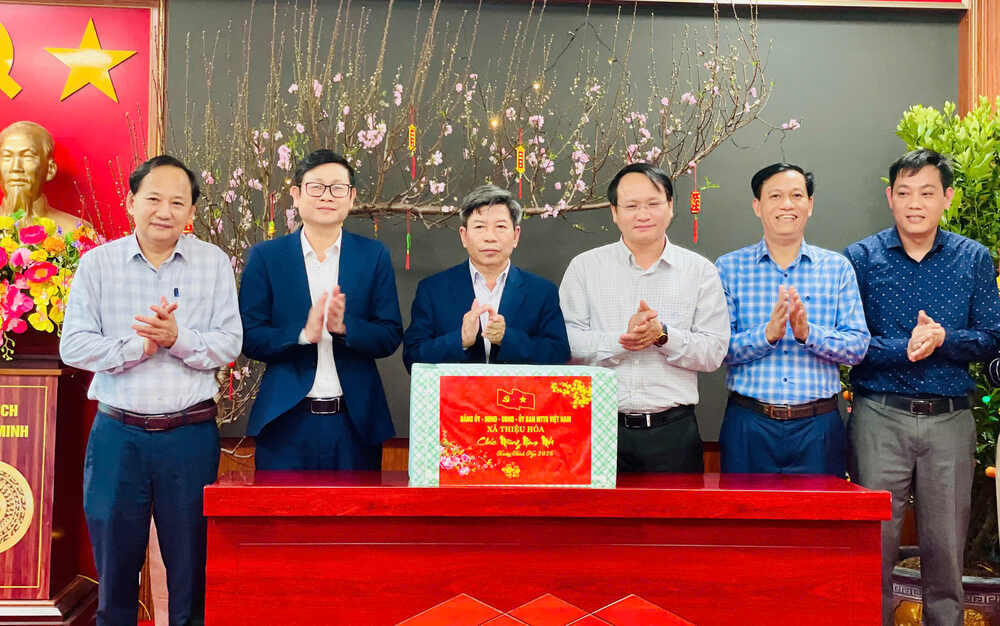 Lãnh đạo xã Thiệu Hóa và xã Thiệu Trung đến thăm, chúc Tết Bính Ngọ 2026 tại Bệnh viện Đa khoa Thiệu Hóa