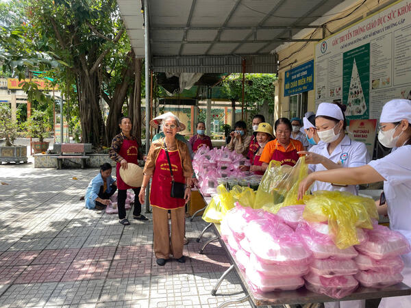 Phát cơm từ thiện tại Bệnh viện Đa khoa Thiệu Hóa — Chùa Châu Long