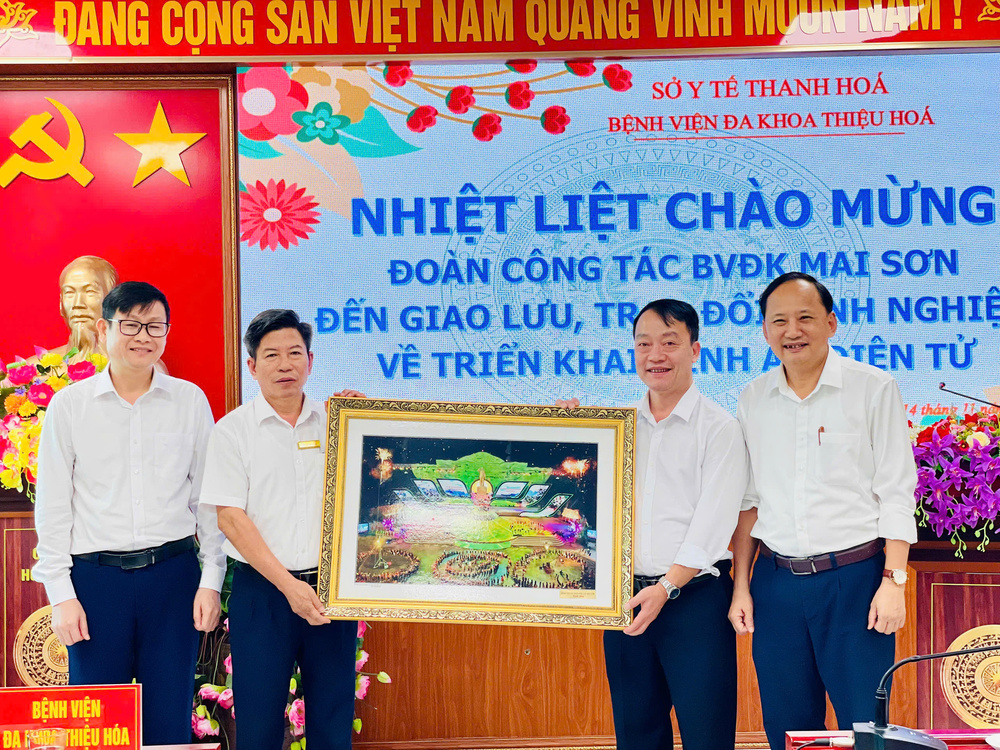 BVĐK Mai Sơn đến thăm và trao đổi kinh nghiệm tại BVĐK Thiệu Hóa